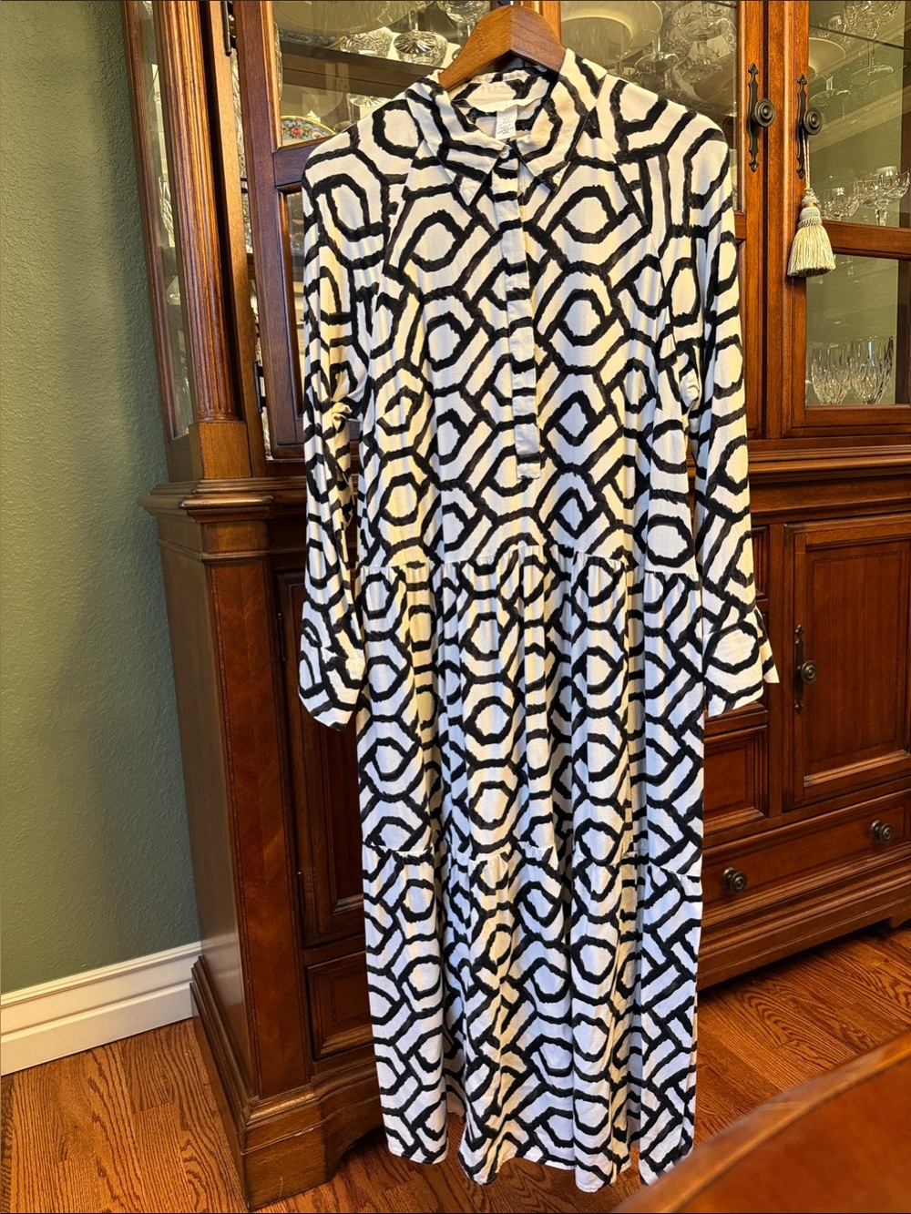 H&M Black and White Abstract Print dress